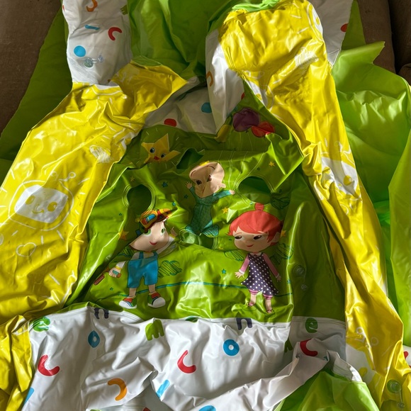 Cocomelon inflatable kids Ball Pit - Picture 4 of 4